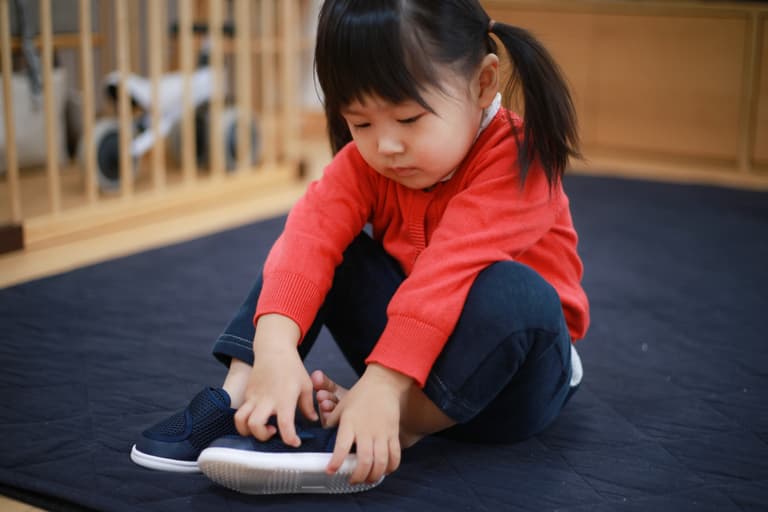 Does your toddler insist on taking their shoes off? This is what they’re trying to tell you Does your toddler insist on taking their shoes off? This is what they’re trying to tell you