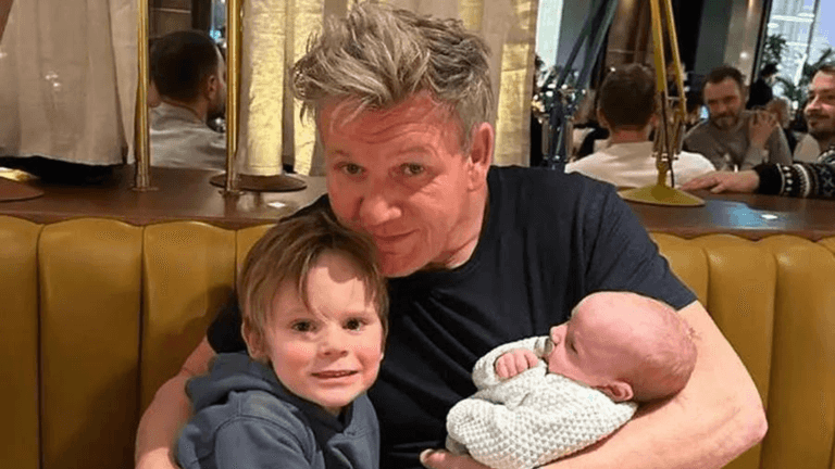 Gordon Ramsay melts hearts as he returns home for Christmas Gordon Ramsay melts hearts as he returns home for Christmas