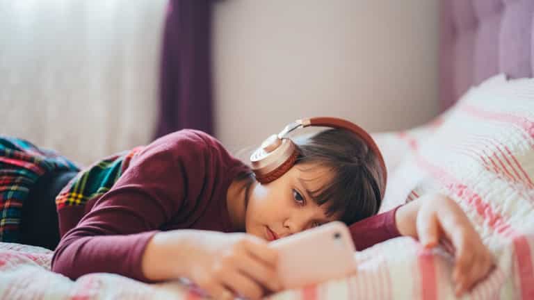 Alarming statistics reveal 40% of nine-year-olds engage in 3+ hours of screen time daily Alarming statistics reveal 40% of nine-year-olds engage in 3+ hours of screen time daily