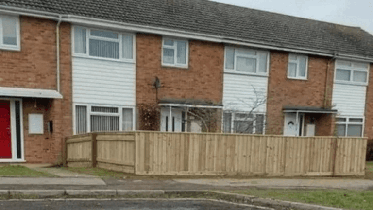 Woman angers neighbours after building 100ft fence around garden Woman angers neighbours after building 100ft fence around garden