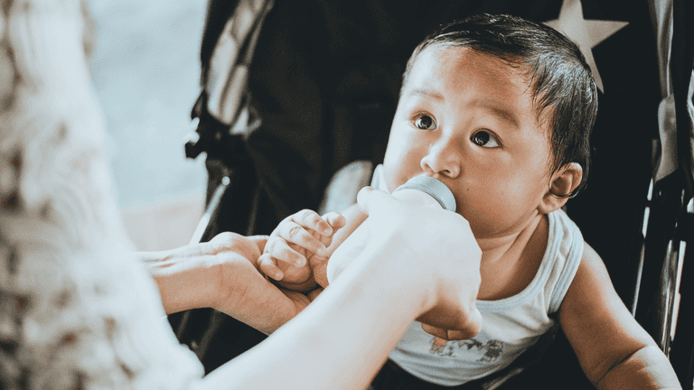 This is why you should never prop up your baby’s bottle This is why you should never prop up your baby’s bottle