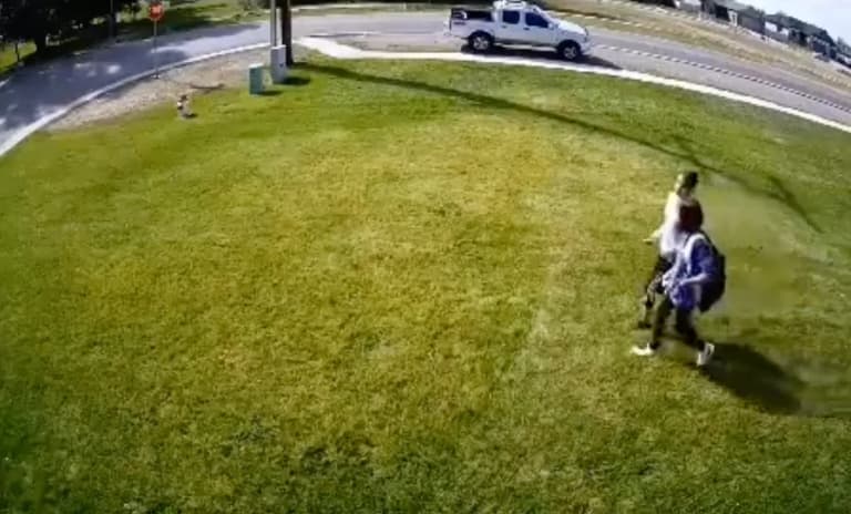 Man shares no-nonsense method to stop ‘disrespectful’ people walking across his lawn Man shares no-nonsense method to stop ‘disrespectful’ people walking across his lawn