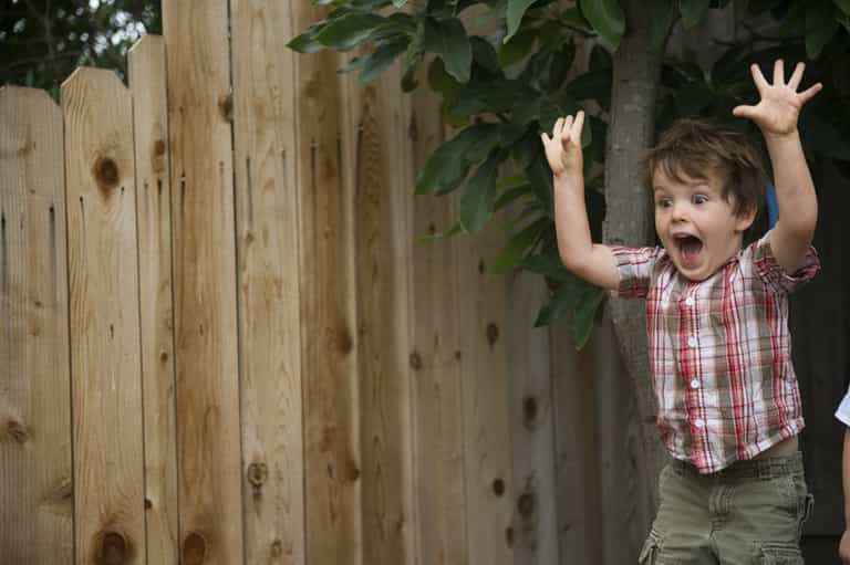 A mum receives an angry letter from a neighbour because her son plays outside A mum receives an angry letter from a neighbour because her son plays outside