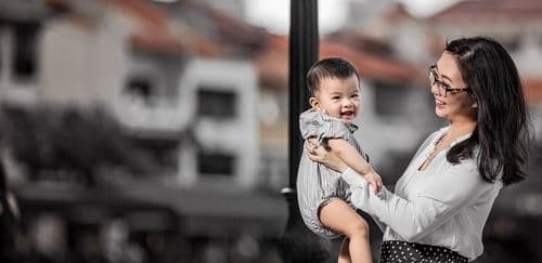 Photographer Celebrates Working Mums Who Breastfeed in Amazing Series Photographer Celebrates Working Mums Who Breastfeed in Amazing Series