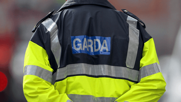 Gardaí will now fine women who are caught applying makeup in the car Gardaí will now fine women who are caught applying makeup in the car