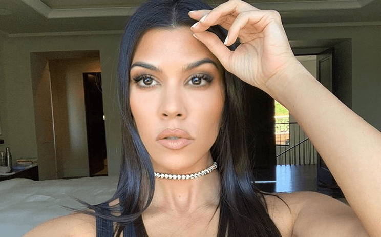 Kourtney Kardashian is being praised online for showing off her stretchmarks Kourtney Kardashian is being praised online for showing off her stretchmarks