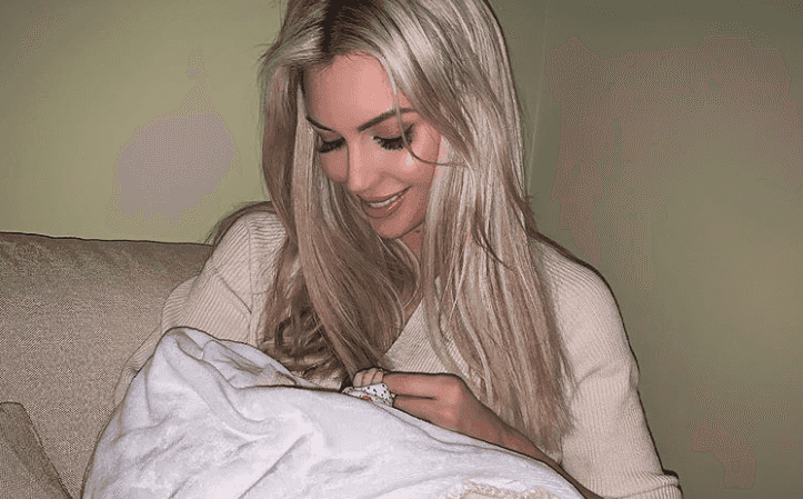 Rosanna Davison shares another glimpse of her daughter while thanking friends and fans Rosanna Davison shares another glimpse of her daughter while thanking friends and fans