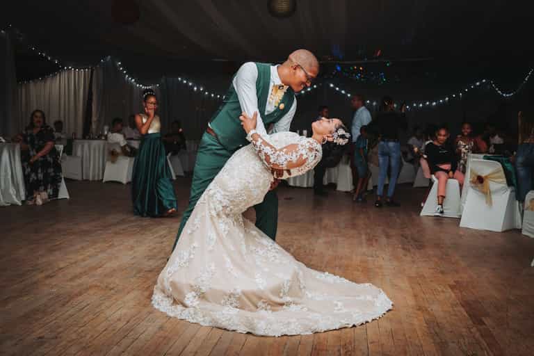 Woman asks husband for divorce after cruel wedding cake stunt Woman asks husband for divorce after cruel wedding cake stunt