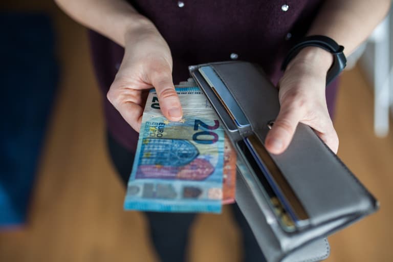 Parents have just weeks left to apply for back to school boost of €385 Parents have just weeks left to apply for back to school boost of €385