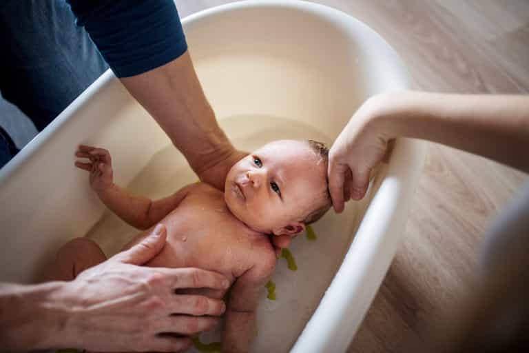 Experts advise the length of time you should wait to bathe your newborn after birth Experts advise the length of time you should wait to bathe your newborn after birth