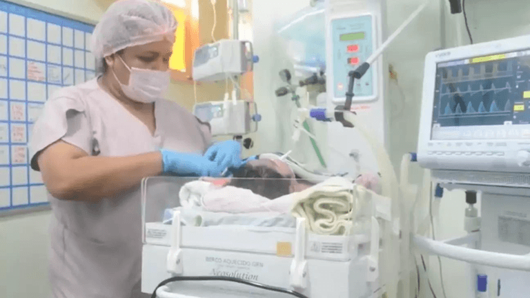 Brazilian mum shocks doctors after she gives birth to two-foot tall baby Brazilian mum shocks doctors after she gives birth to two-foot tall baby